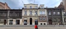 Widok wejścia do HS od przeciwnej strony ulicy, stan na lipiec 2026